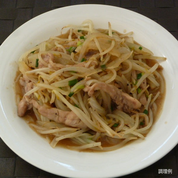 「玉ねぎともやしを入れて鶏せせり炒め（ねぎ塩）」
